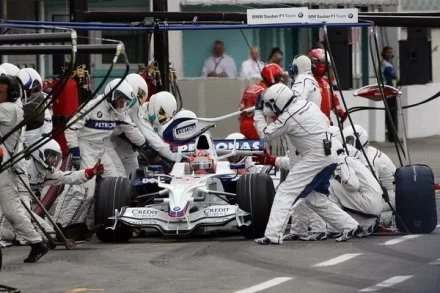 Tankowanie to jedna z niewielu modyfikacji na jakie decyduje się team BMW Sauber