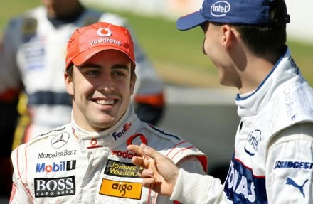 Fernando Alonso (z lewej) i Robert Kubica są dobrymi kolegami.