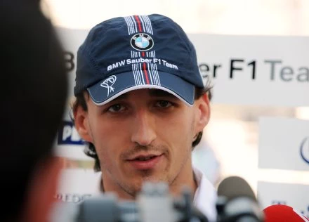 Robert Kubica rozmawia z dziennikarzami w Singapurze.