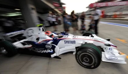 Kubica założył "zielone" opony i wyjeżdża na tor Kubica założył "zielone" opony i wyjeżdża na tor