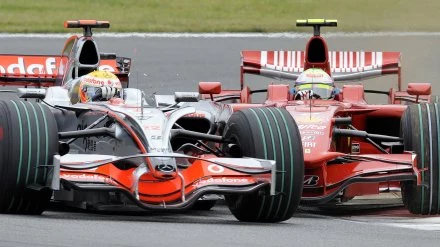 Lewis Hamilton (z lewej) podczas kolizji z Felipem Massą Lewis Hamilton (z lewej) podczas kolizji z Felipem Massą