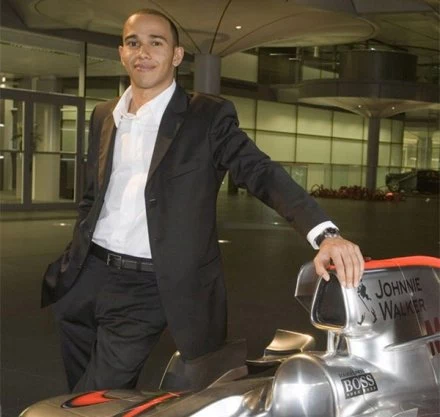 Hamilton w 2006 roku był pierwszym czarnoskórym kierowcą w F1. Szybko wspiął się na sam szczyt Hamilton w 2006 roku był pierwszym czarnoskórym kierowcą w F1. Szybko wspiął się na sam szczyt
