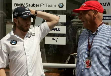 Kierowca BMW Sauber Nick Heidfeld w rozmowie z Niki Laudą