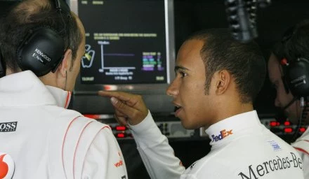 Lewis Hamilton (z prawej) ma dla McLareana obronić mistrzowski tyruł.