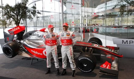 Lewis Hamilton (z prawej), obok Heikki Kovalainen