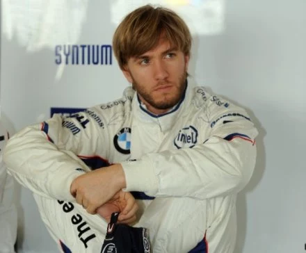 Nick Heidfeld musiał cierpliwie czekać, aż ustanie wiatr. Wtedy mógł wznowić testy