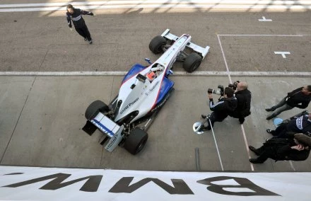 Robert Kubica w swoim bolidzie.