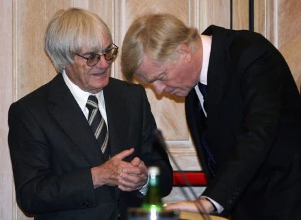 Bernie Ecclestone (z lewej) przekonuje Maxa Mosleya, że F1 nie może istnieć bez Ferrari