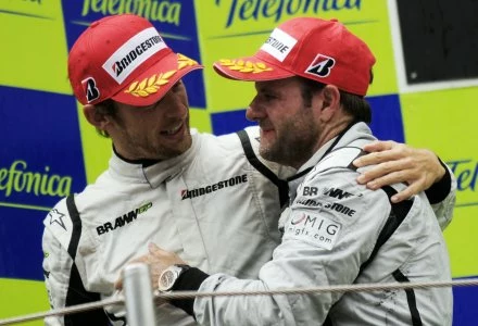 Na podium w Barcelonie Button (z lewej) i Barrichello byli w dobrych humorach