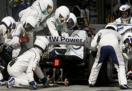 Nick Heidfeld i ekipa teamu BMW Sauber.