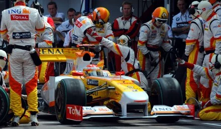 Fernando Alonso w bolidzie Renault.