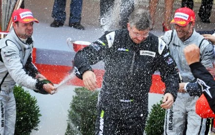 Ross Brawn (w środku) poprowadził swoich kierowców na szczyt