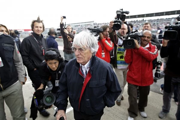 Szef F1 Bernie Ecclestone otoczony przez dziennikarzy po tym, jak doszło do rozłamu w F1.