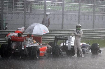 Z prawej Nick Heidfeld (BMW-Sauber). Czy nad zespołem Saubera zaświeci wkrótce słońce?