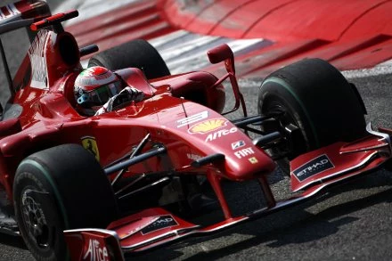 Giancarlo Fisichella w czerwonym bolidzie Ferrari.