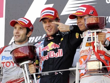 Podium GP Japonii. Od lewej; Jarno Trulli, Sebastian Vettel i Lewis Hamilton