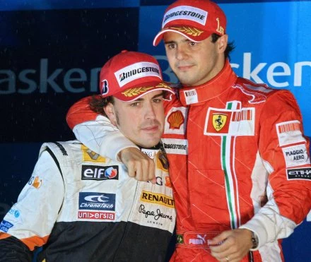 Fernando Alonso (z lewej) i Felipe Massa