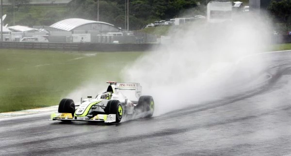 Jenson Button na mokrym torze Interlagos.