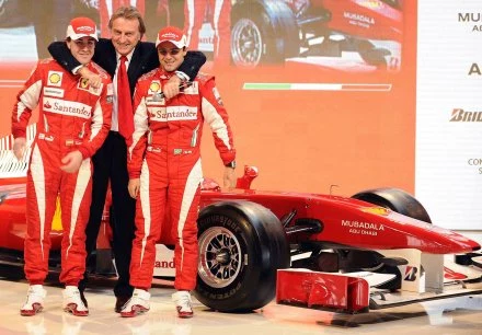 Luca di Montezemolo wraz z dwójką kierowców Ferrari na prezentacji bolidu F10