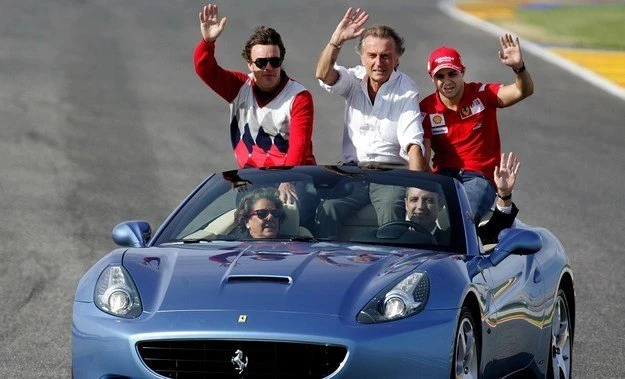 Luca Cordero di Montezemolo w otoczeniu nowych kierowców Ferrari