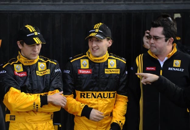 Od lewej: Witalij Pietrow, Robert Kubica i Eric Boullier, szef zespołu