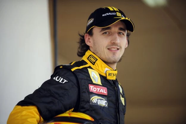 Robert Kubica prezentuje się w stroju teamu Renault