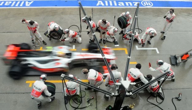 Kierowca McLaren-Mercedesa Lewis Hamilton za sterami MP 4-25