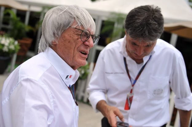 Bernie Ecclestone (z lewej)