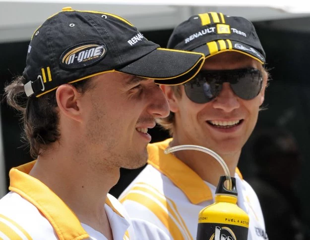 Robert Kubica (z lewej) i jego partner z Renault Witalij Pietrow