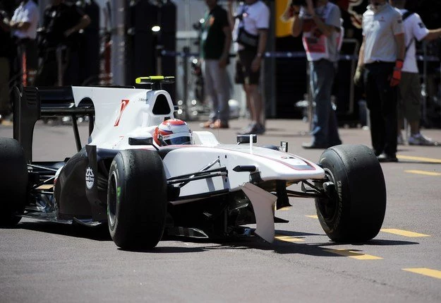 Kamui Kobayashi ze złamanym przednim skrzydłem podczas GP Monaco.