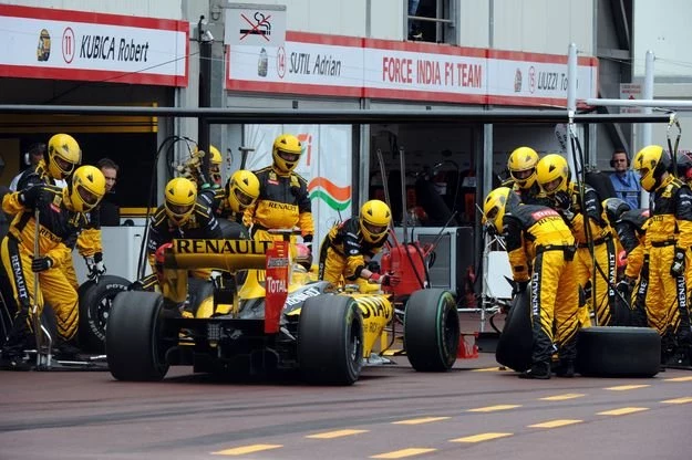 Robert Kubica podczas wizyty w pit stopie