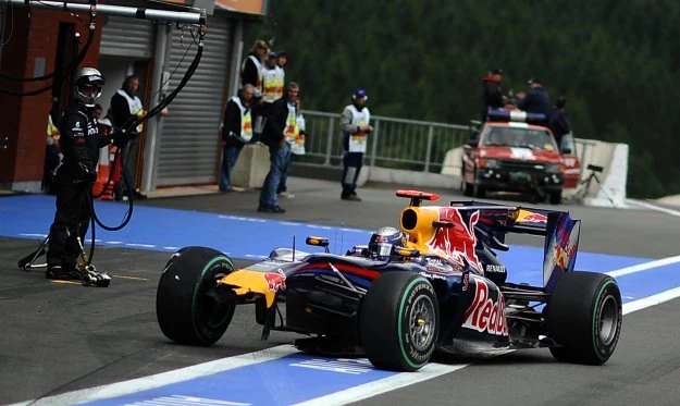 Sebastian Vettel po kolizji z Jensonem Buttonem zjeżdża do garażu