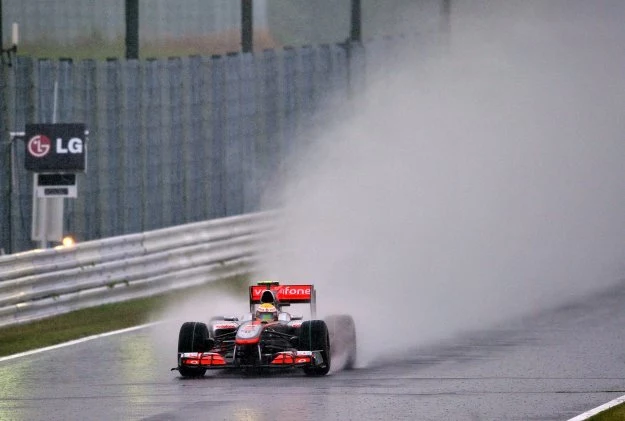 Takie warunki panowały w sobotę na torze Suzuka. Na zdjęciu Lewis Hamilton (McLaren-Mercedes)