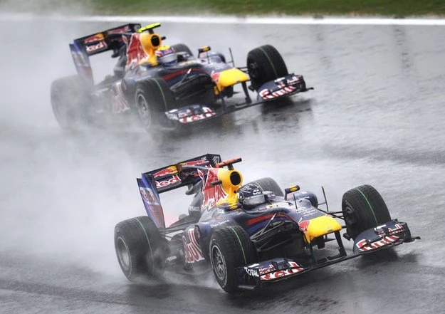 Mark Webber (u góry) z Red Bull-Renault wygrał przed rokiem GP Brazylii