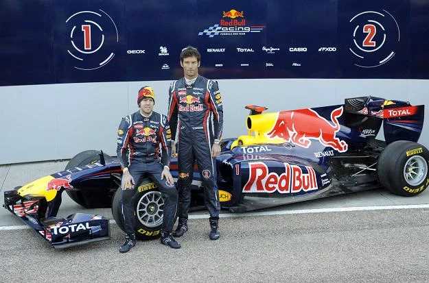 Sebastian Vettel (z lewej) i Mark Webber na tle RB7