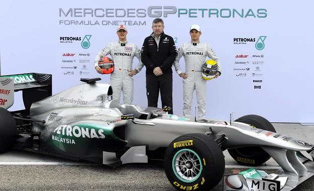 Od lewej: Michael Schumacher, Ross Brawn i Nico Rosberg, przed nimi model W02