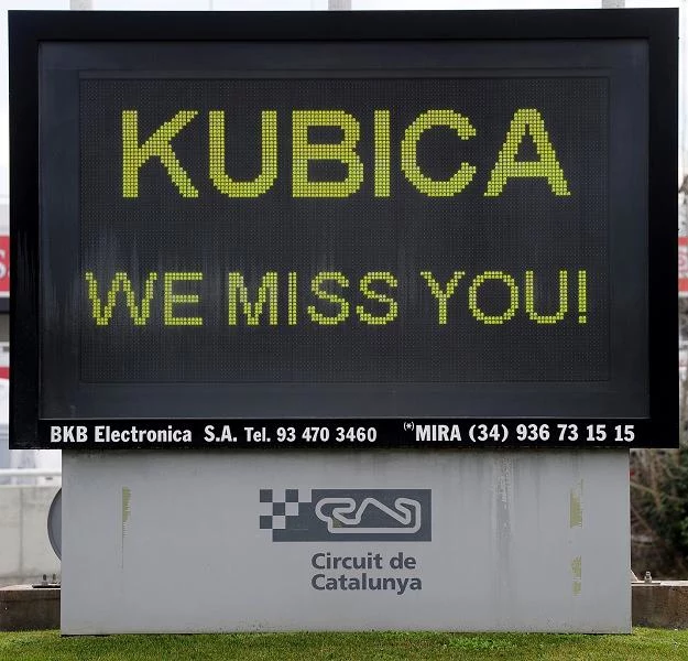 "Kubica - tęsknimy za tobą" - taki napis przygotowali nie tylko na torze Circuit de Catalunya.