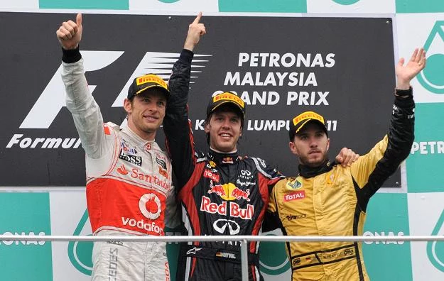 Najlepsi kierowcy GP Malezji: Jenson Button (z lewej), Sebastian Vettel i Nick Heidfeld (z prawej)