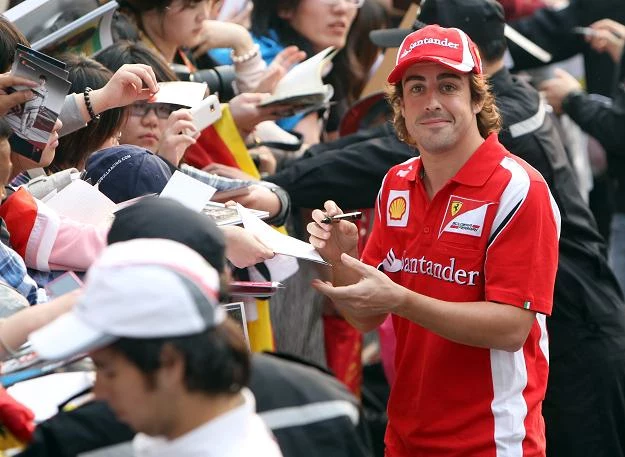 Fernando Alonso w Szanghaju na razie podpisuje autografy