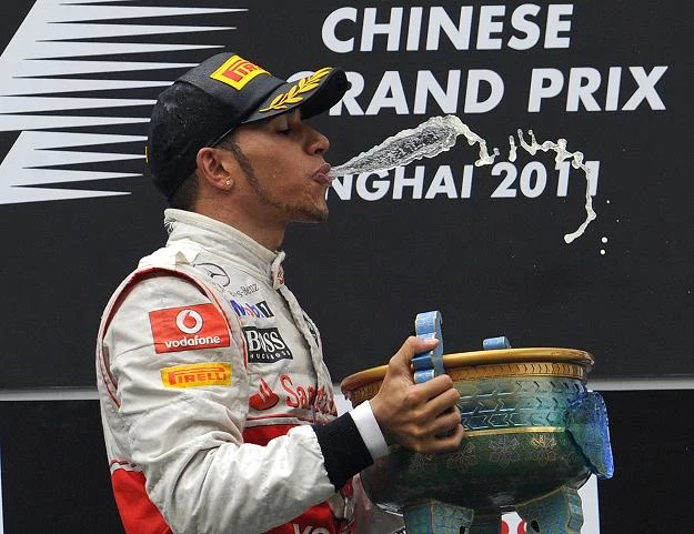 Lewis Hamilton na podium GP Chin