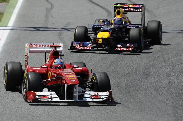 Fernando Alonso (z przodu) i Mark Webber