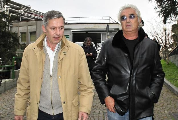 Daniele Morelli (z lewej) i szef zespołu Renault-Lotus Flavio Briatore.