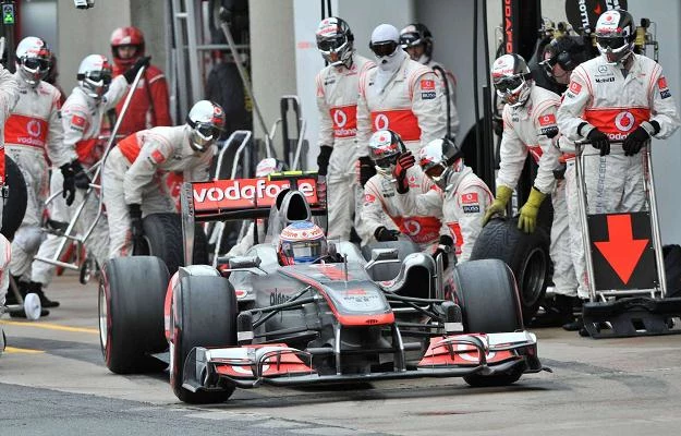 Jenson Button w pit stopie