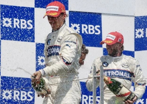 Robert Kubica (na pierwszym planie) i Nick Heidfeld na podium w Montrealu