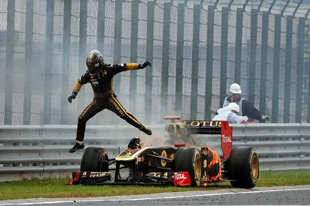 Nick Heidfeld (Lotus Renault) ucieka z płonącego bolidu