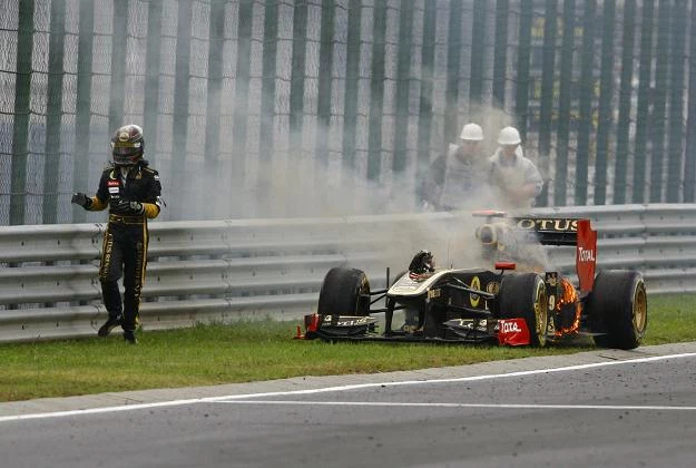 Nick Heidfeld i jego płonący bolid podczas Grand Prix Węgier.