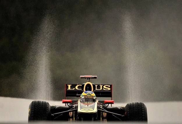 Bruno Senna w bolidzie Lotus na torze Spa-Francorchamps