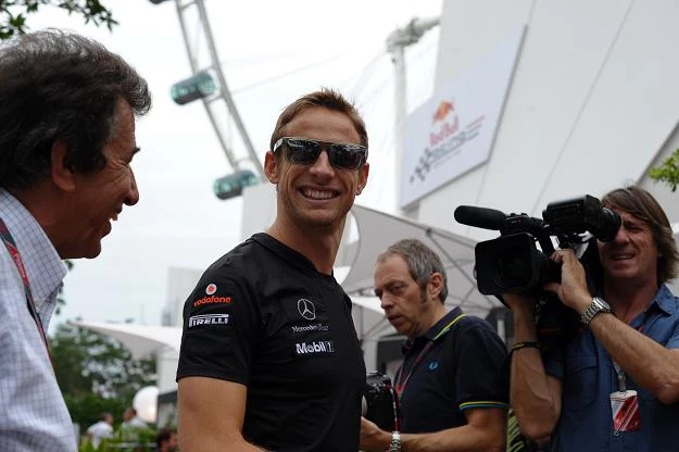 Jenson Button (na środku) uważa, że GP Singapuru to szalenie trudny wyścig