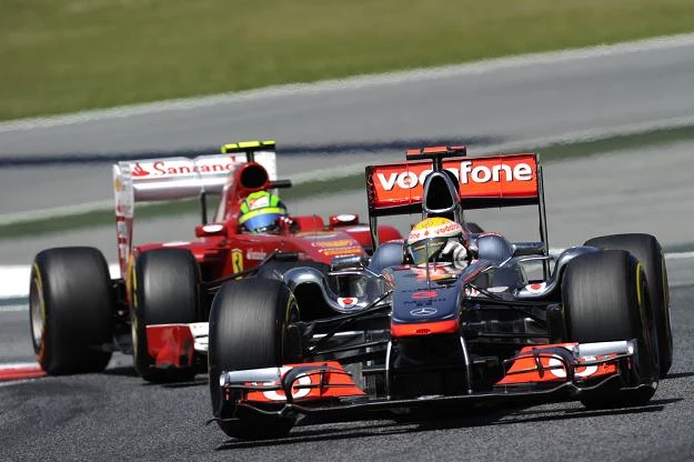 Lewis Hamilton (z przodu) i Felipe Massa