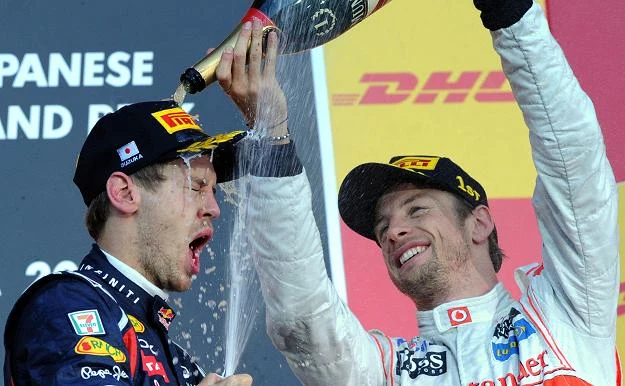 Jenson Button oblewa szampanem Sebastiana Vettela Jenson Button oblewa szampanem Sebastiana Vettela